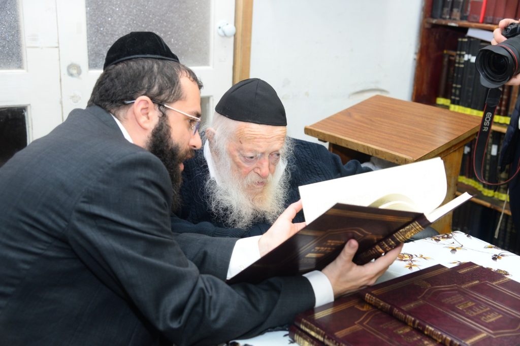 תיעוד: הגר"ח קניבסקי קיבל את "משנה ברורה שונה הלכות" תיעוד: הגר"ח קניבסקי קיבל את "משנה ברורה שונה הלכות"