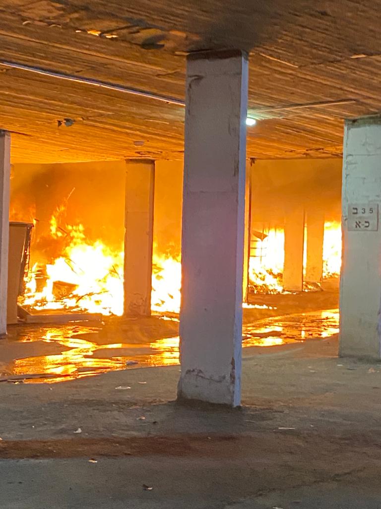 7 נפגעים בשריפת ענק ברחוב סורוצקין בי-ם • צפו 7 נפגעים בשריפת ענק ברחוב סורוצקין בי-ם • צפו