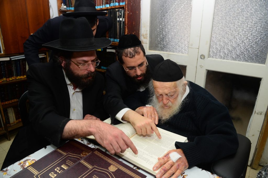 תיעוד: הגר"ח קניבסקי קיבל את "משנה ברורה שונה הלכות" תיעוד: הגר"ח קניבסקי קיבל את "משנה ברורה שונה הלכות"