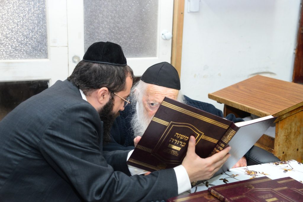 תיעוד: הגר"ח קניבסקי קיבל את "משנה ברורה שונה הלכות" תיעוד: הגר"ח קניבסקי קיבל את "משנה ברורה שונה הלכות"