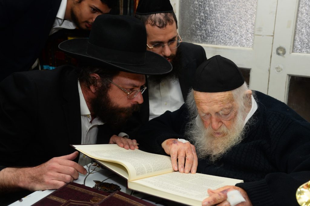 תיעוד: הגר"ח קניבסקי קיבל את "משנה ברורה שונה הלכות" תיעוד: הגר"ח קניבסקי קיבל את "משנה ברורה שונה הלכות"