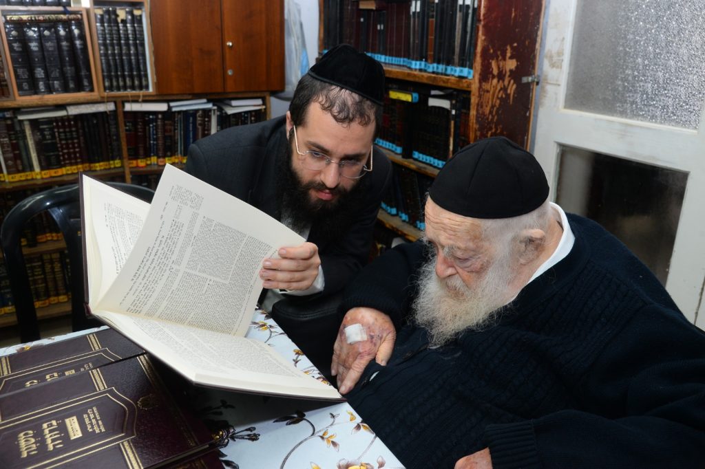 תיעוד: הגר"ח קניבסקי קיבל את "משנה ברורה שונה הלכות" תיעוד: הגר"ח קניבסקי קיבל את "משנה ברורה שונה הלכות"