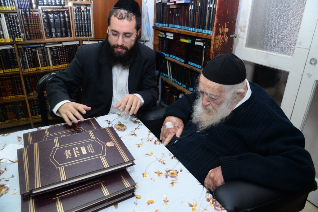 תיעוד: הגר"ח קניבסקי קיבל את "משנה ברורה שונה הלכות" תיעוד: הגר"ח קניבסקי קיבל את "משנה ברורה שונה הלכות"