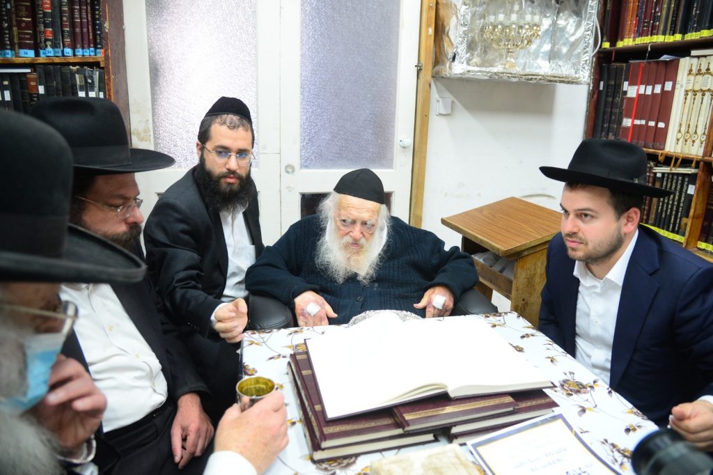 תיעוד: הגר"ח קניבסקי קיבל את "משנה ברורה שונה הלכות" תיעוד: הגר"ח קניבסקי קיבל את "משנה ברורה שונה הלכות"