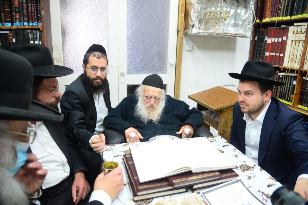 תיעוד: הגר"ח קניבסקי קיבל את "משנה ברורה שונה הלכות" תיעוד: הגר"ח קניבסקי קיבל את "משנה ברורה שונה הלכות"