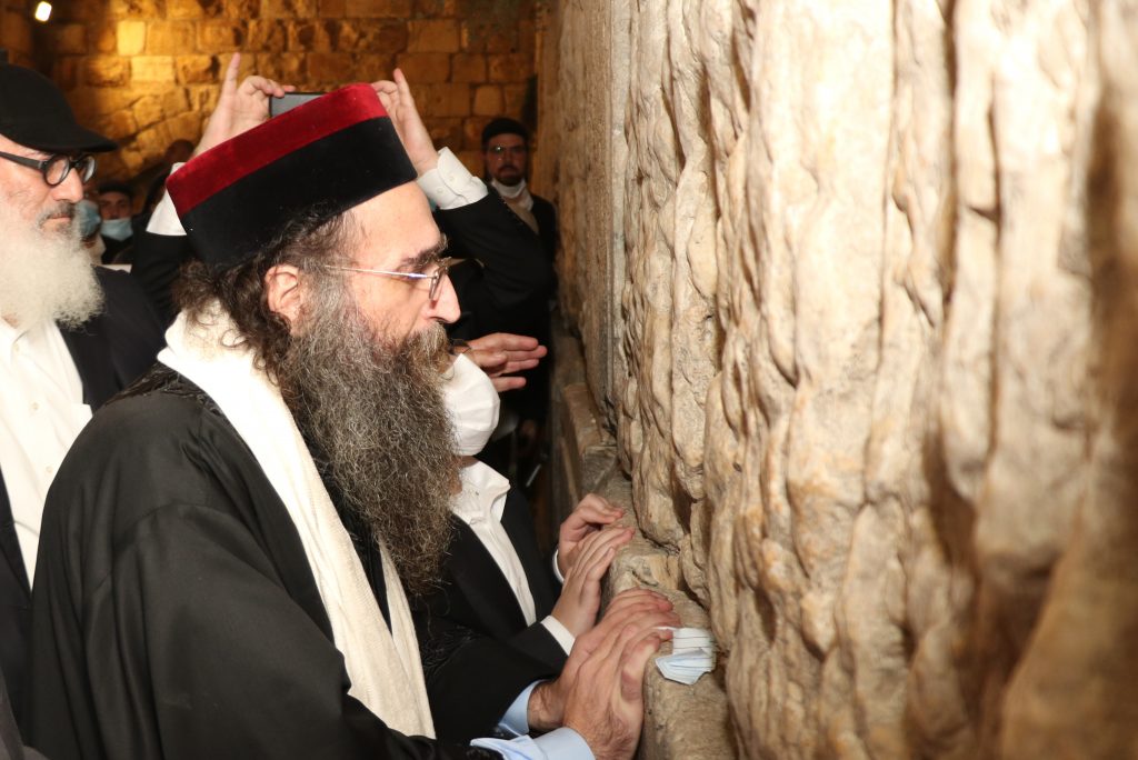 לפני חזרתו למרוקו - ראב"ד מרוקו רבי יאשיהו פינטו במעמד תפילה בכותל