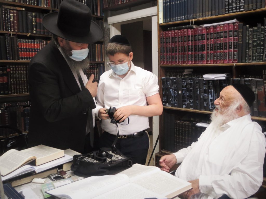 הנחת תפילין לבן הגאון רבי אהרן שפירא מר"י באר יעקב