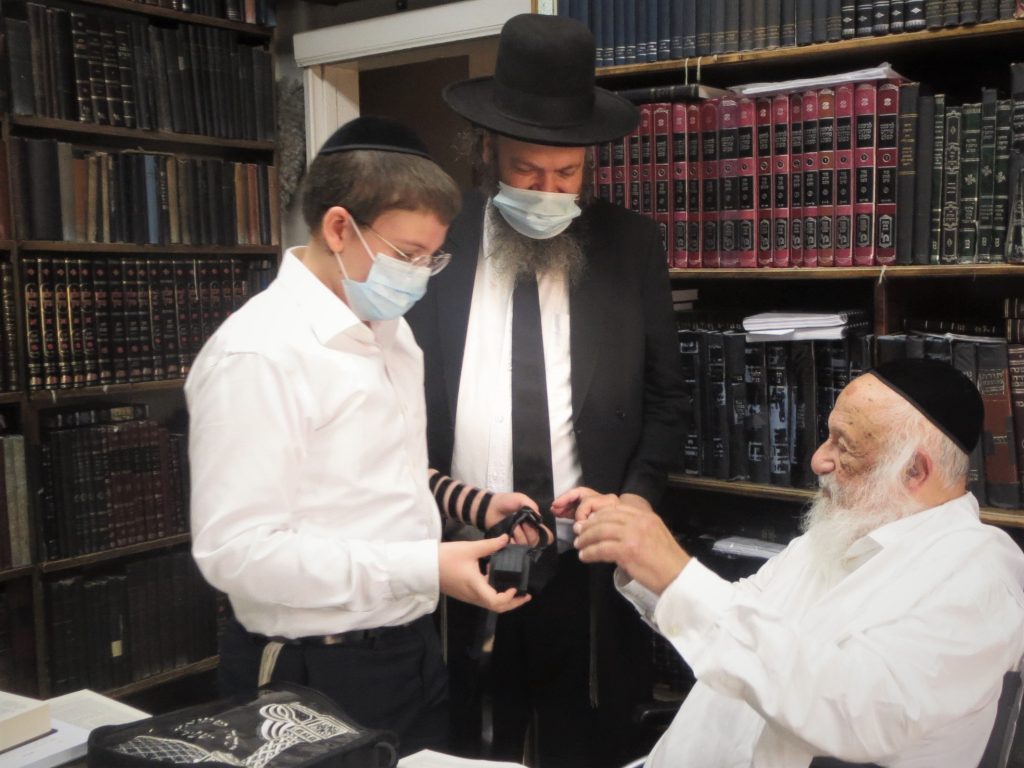 הנחת תפילין לבן הגאון רבי אהרן שפירא מר"י באר יעקב