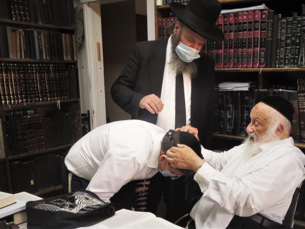 הנחת תפילין לבן הגאון רבי אהרן שפירא מר"י באר יעקב