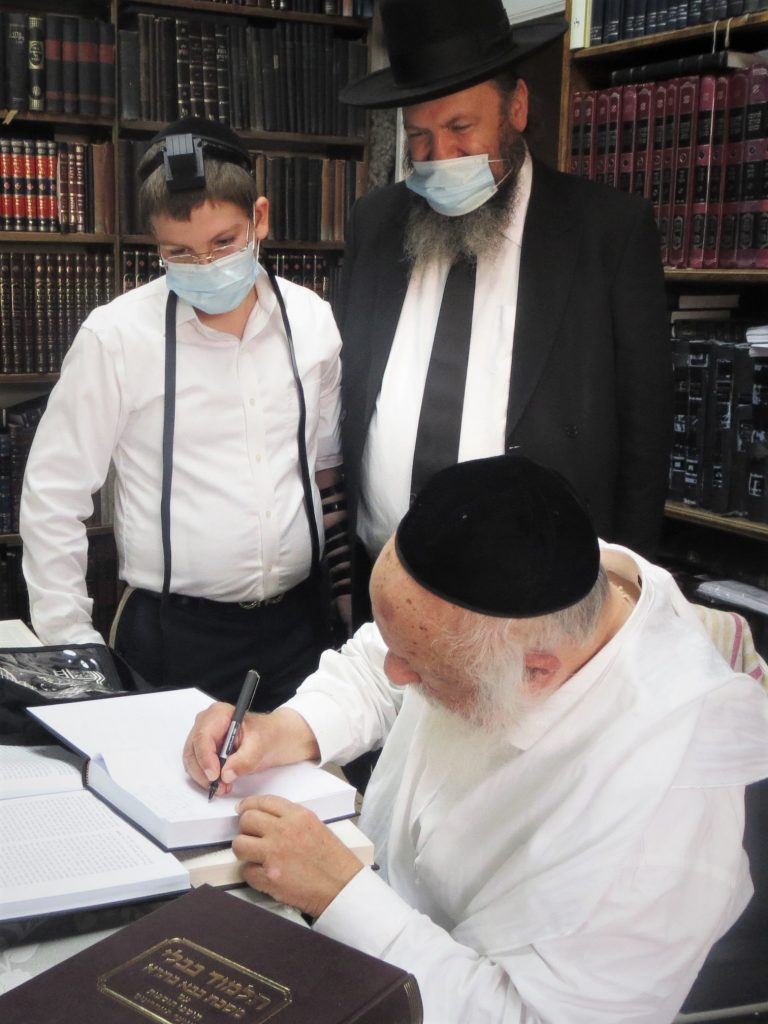 הנחת תפילין לבן הגאון רבי אהרן שפירא מר"י באר יעקב