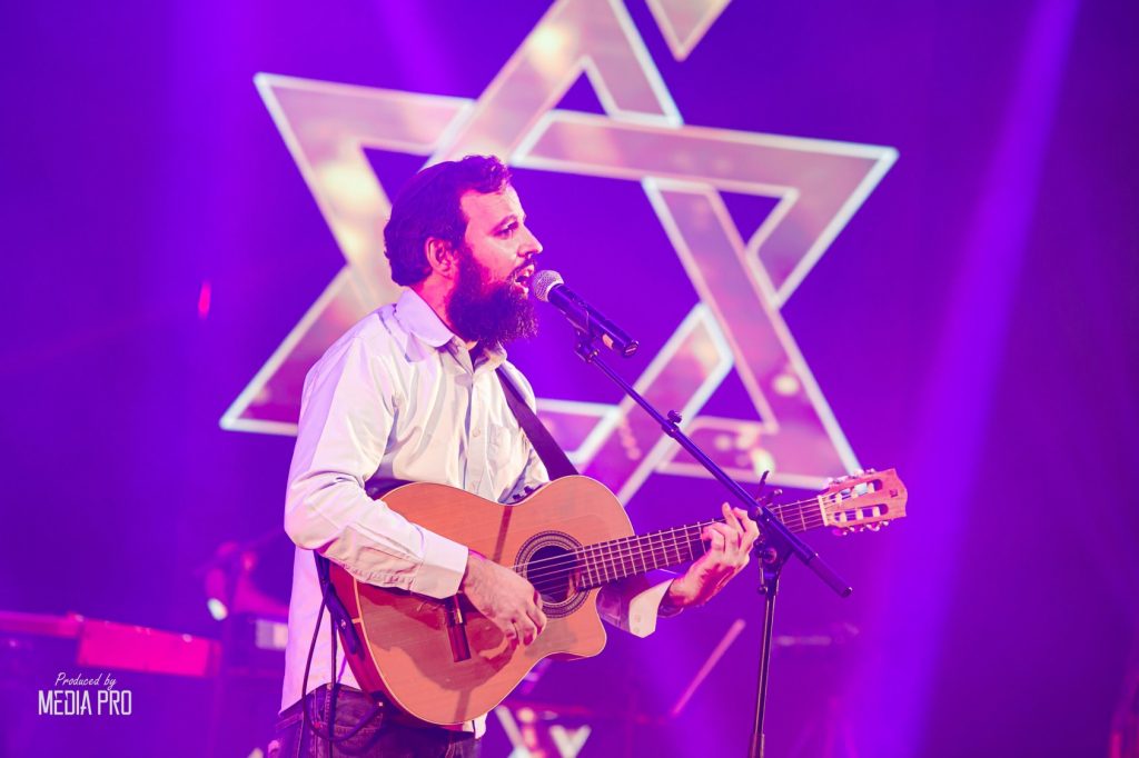 צפו: מופע המרכזי, במלאת 26 שנים לפטירתו של ר' שלמה קרליבך