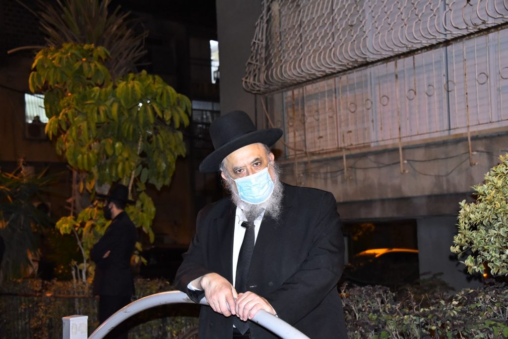 תיעוד: שר התורה יצא מביתו להלווית תלמידו