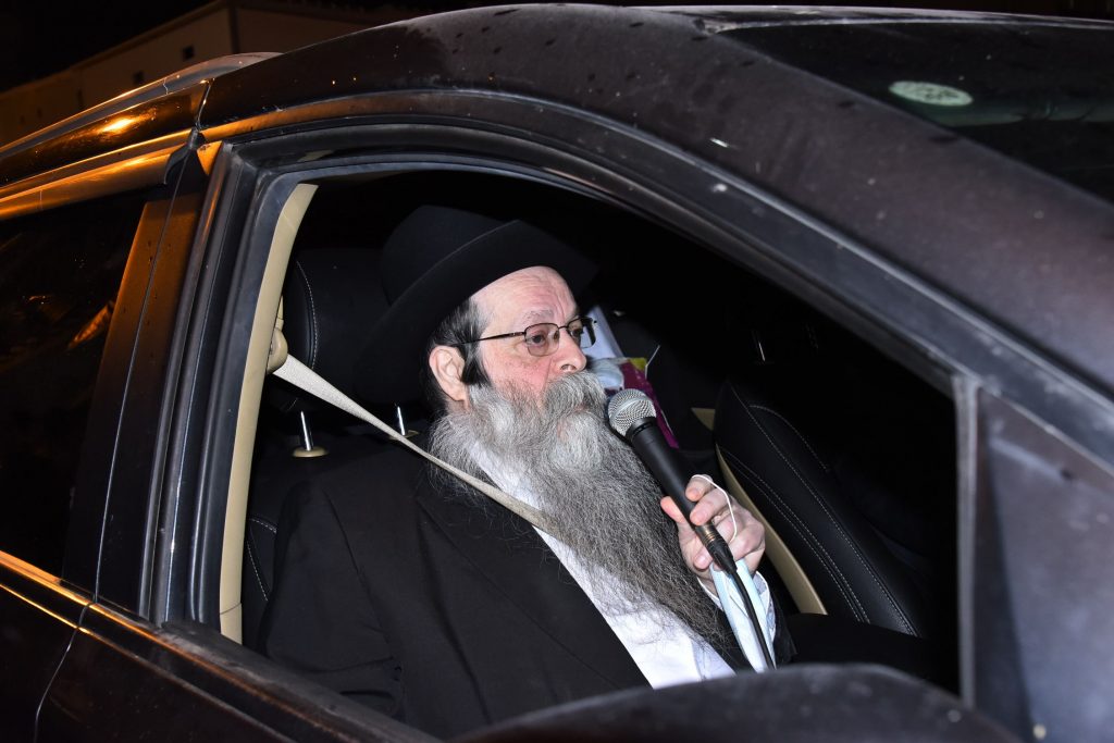 תיעוד: שר התורה יצא מביתו להלווית תלמידו