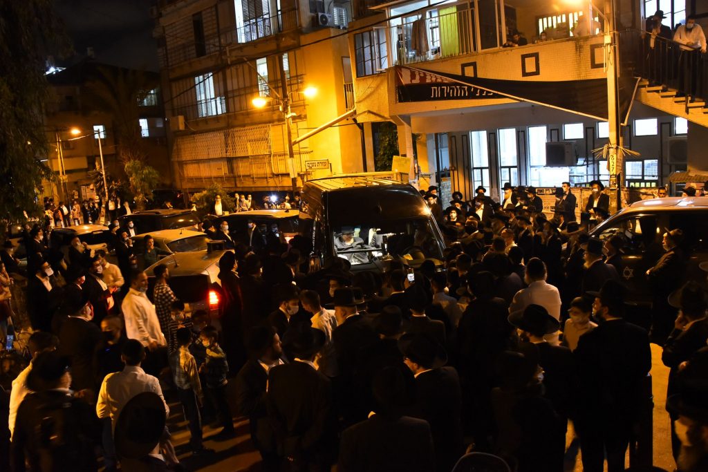 תיעוד: שר התורה יצא מביתו להלווית תלמידו