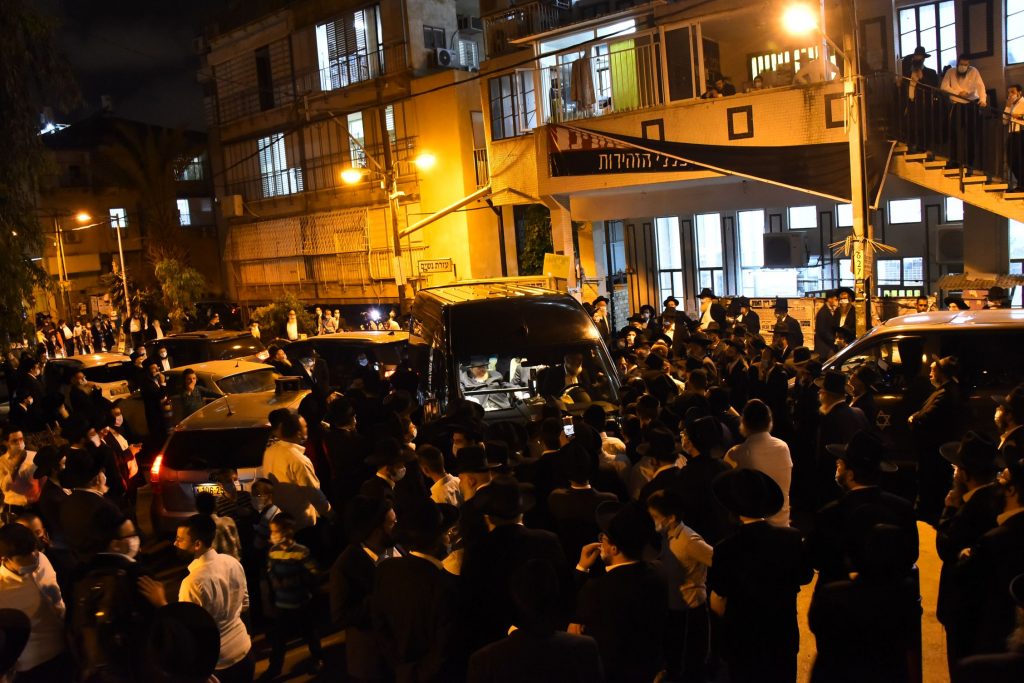 תיעוד: שר התורה יצא מביתו להלווית תלמידו