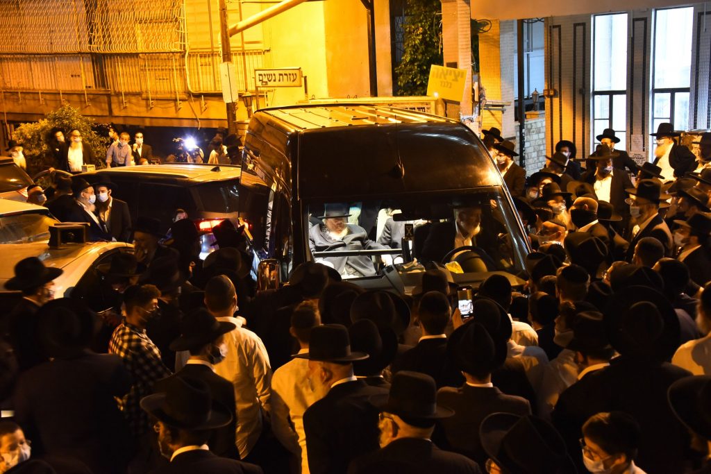 תיעוד: שר התורה יצא מביתו להלווית תלמידו