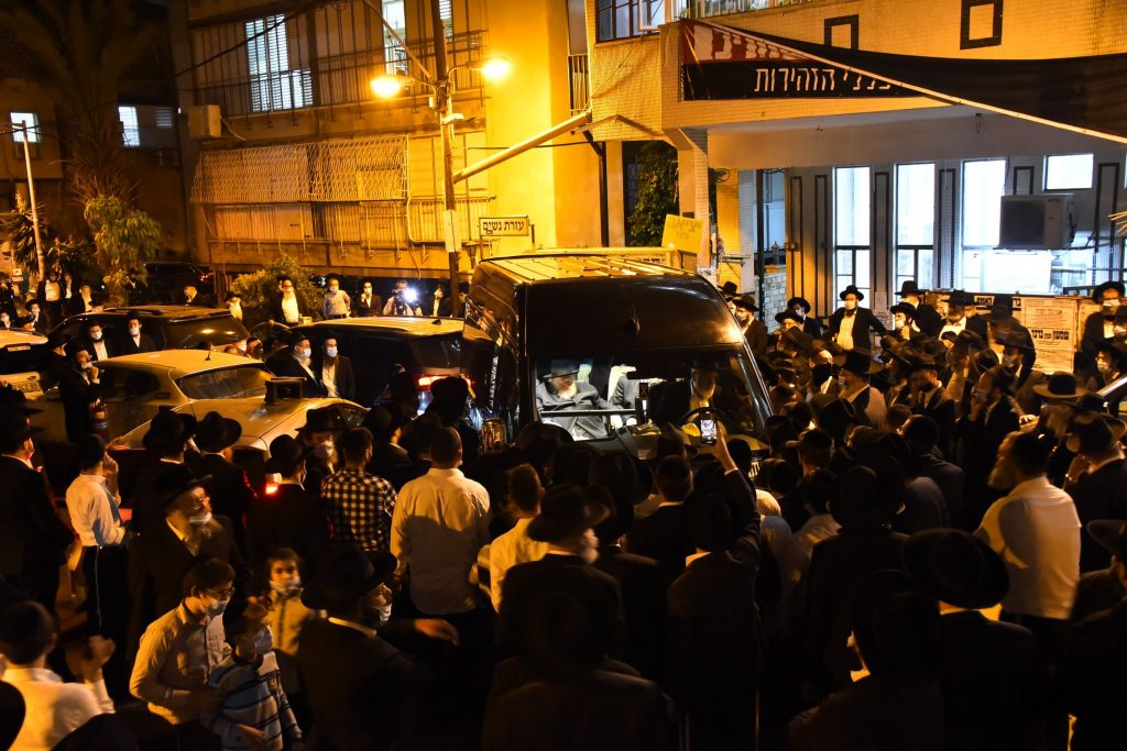 תיעוד: שר התורה יצא מביתו להלווית תלמידו