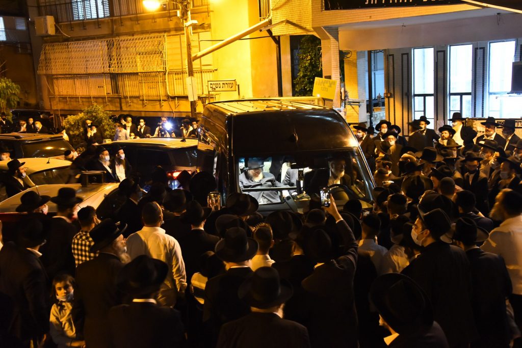 תיעוד: שר התורה יצא מביתו להלווית תלמידו