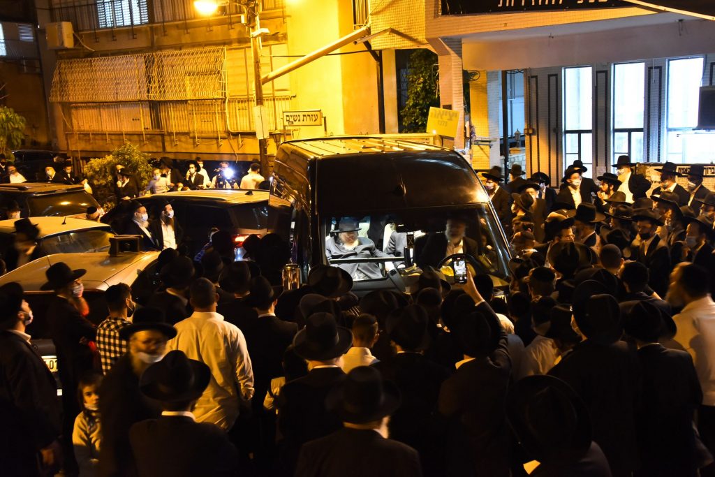 תיעוד: שר התורה יצא מביתו להלווית תלמידו