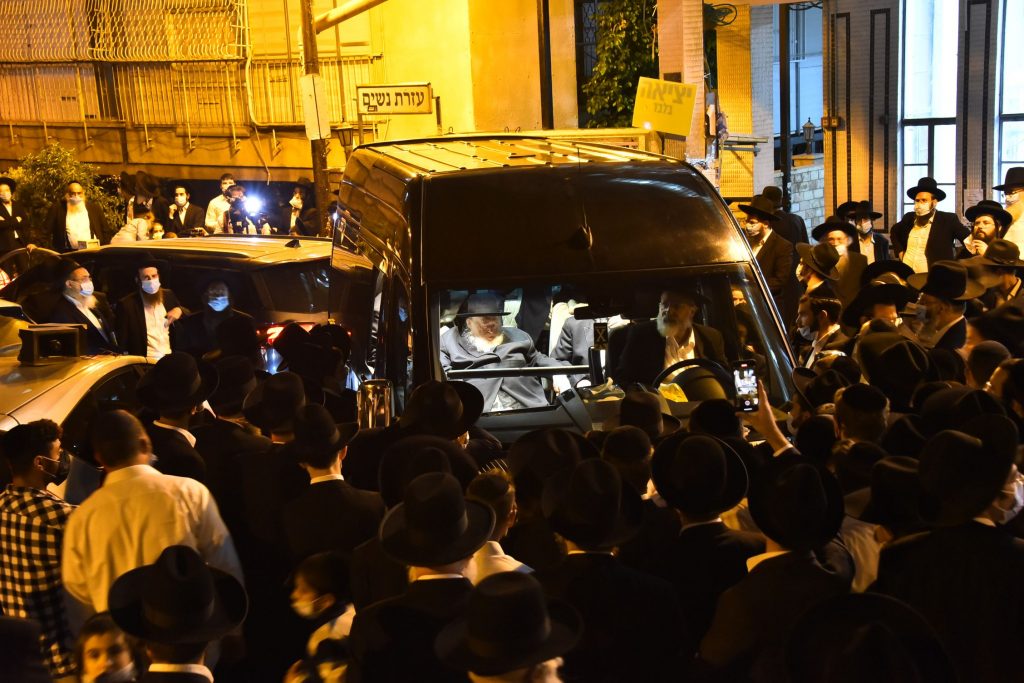 תיעוד: שר התורה יצא מביתו להלווית תלמידו