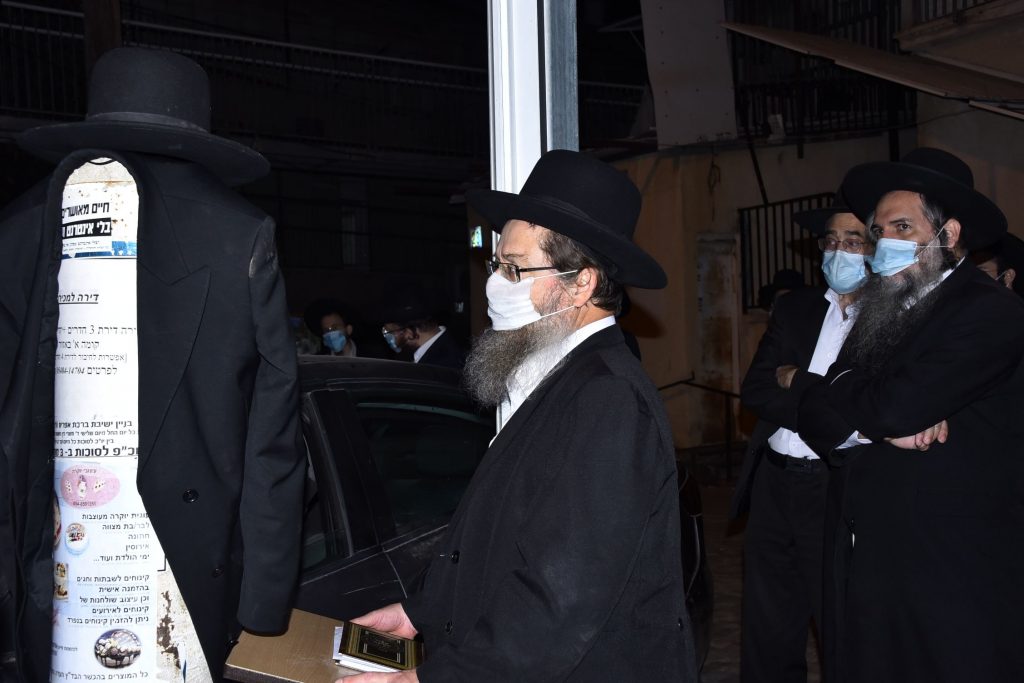 תיעוד: שר התורה יצא מביתו להלווית תלמידו