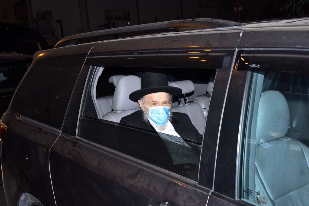 תיעוד: שר התורה יצא מביתו להלווית תלמידו