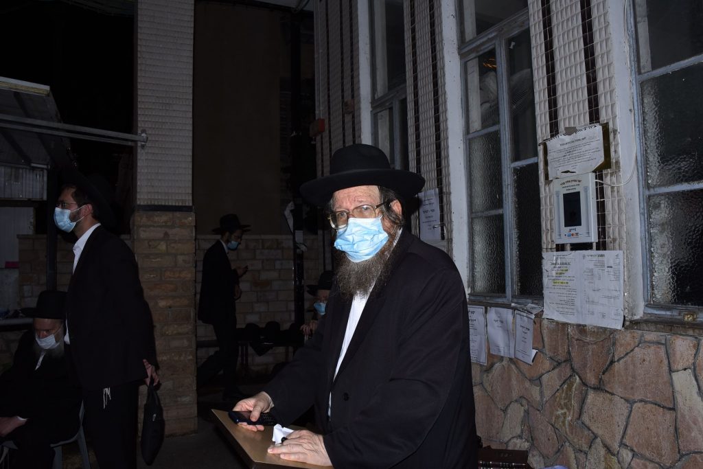 תיעוד: שר התורה יצא מביתו להלווית תלמידו