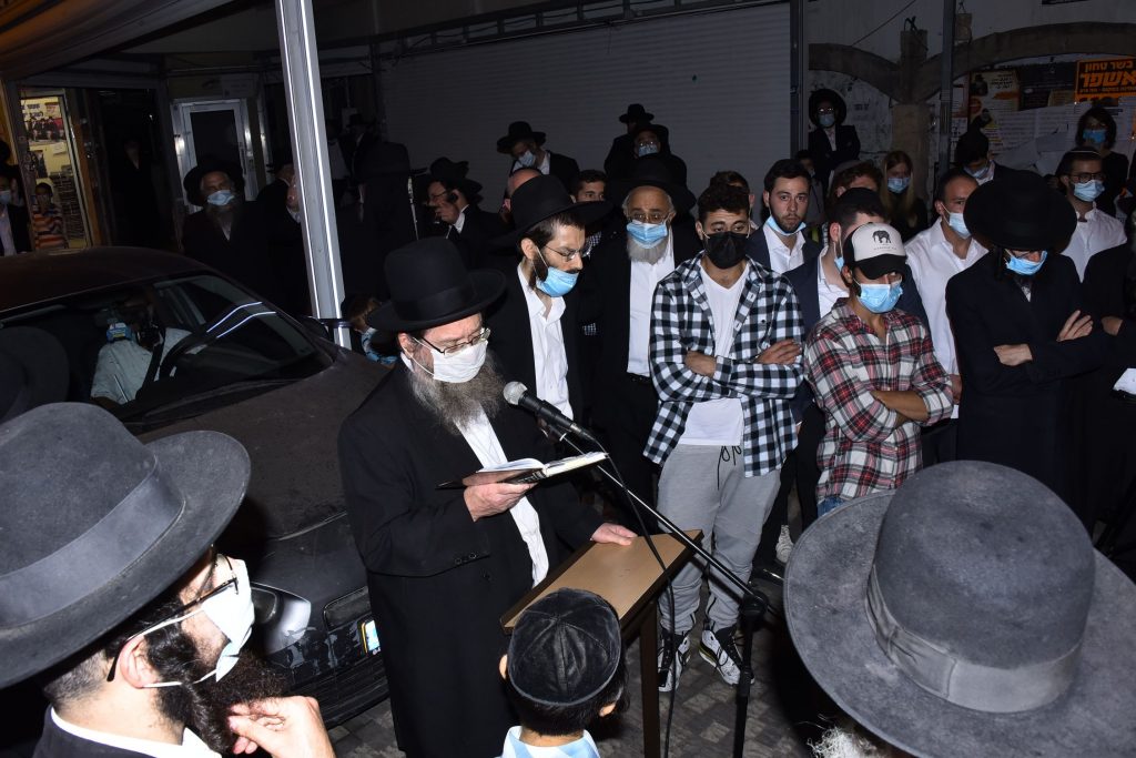 תיעוד: שר התורה יצא מביתו להלווית תלמידו