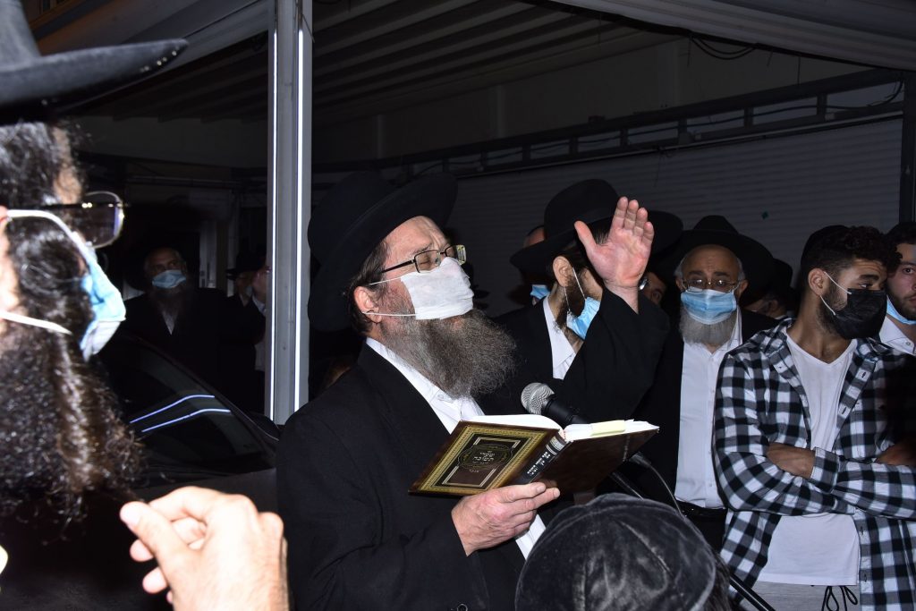 תיעוד: שר התורה יצא מביתו להלווית תלמידו