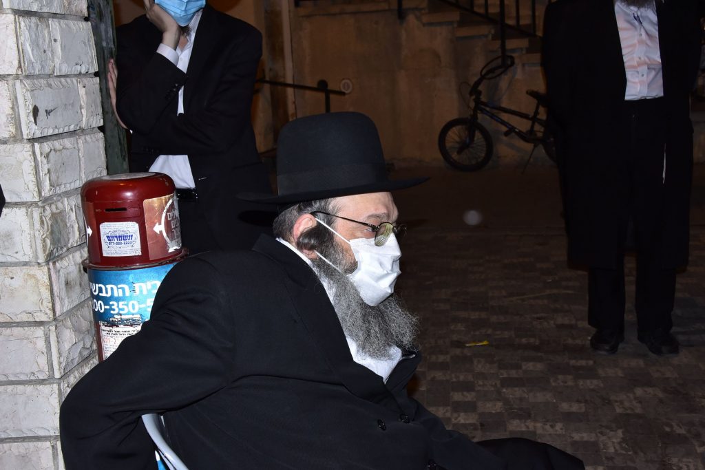 תיעוד: שר התורה יצא מביתו להלווית תלמידו