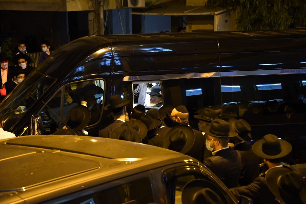 תיעוד: שר התורה יצא מביתו להלווית תלמידו