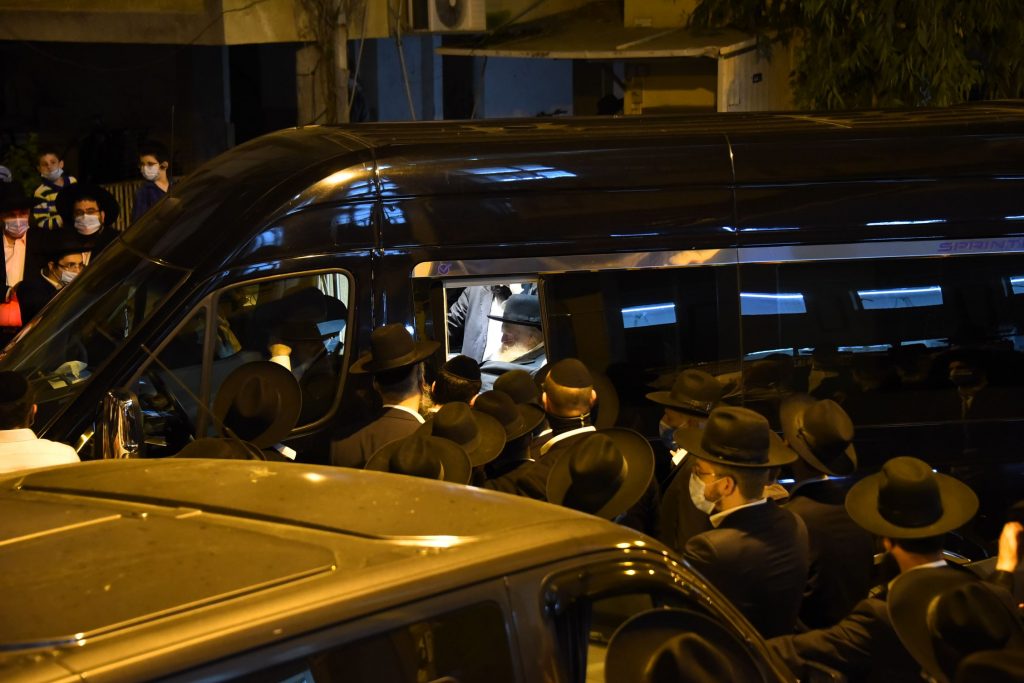 תיעוד: שר התורה יצא מביתו להלווית תלמידו