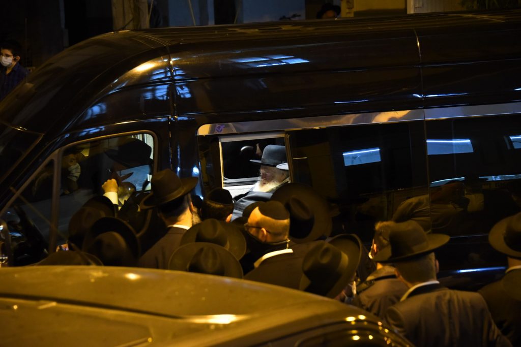 תיעוד: שר התורה יצא מביתו להלווית תלמידו