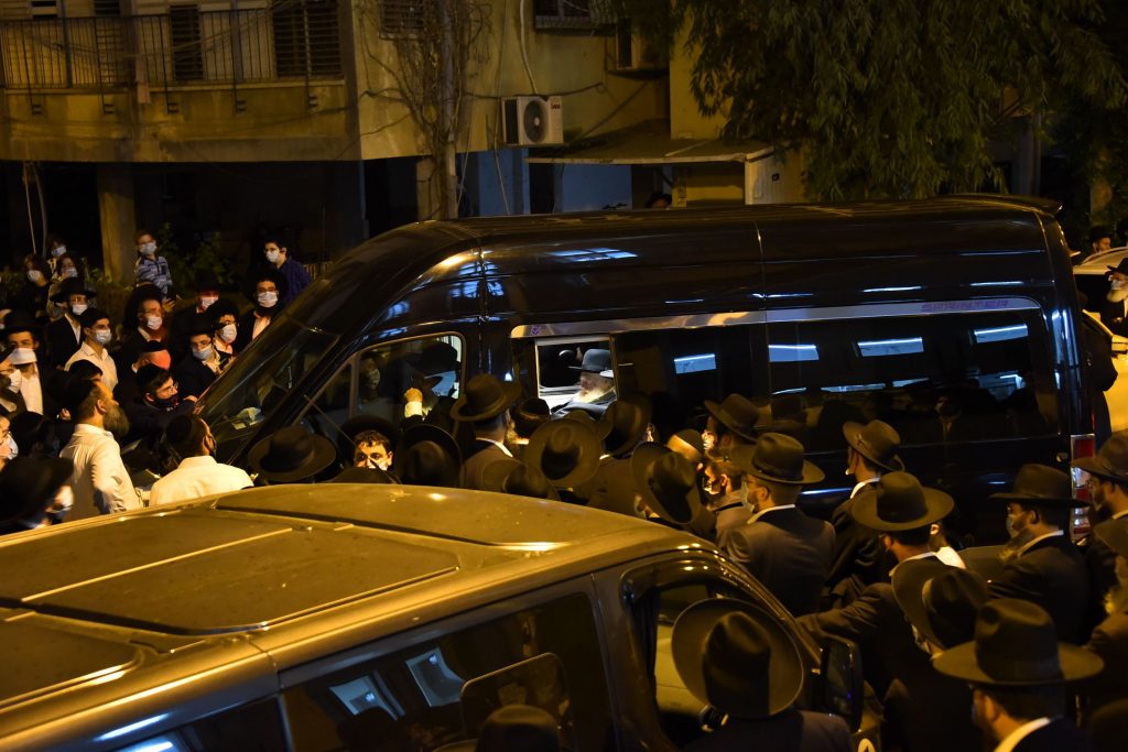 תיעוד: שר התורה יצא מביתו להלווית תלמידו