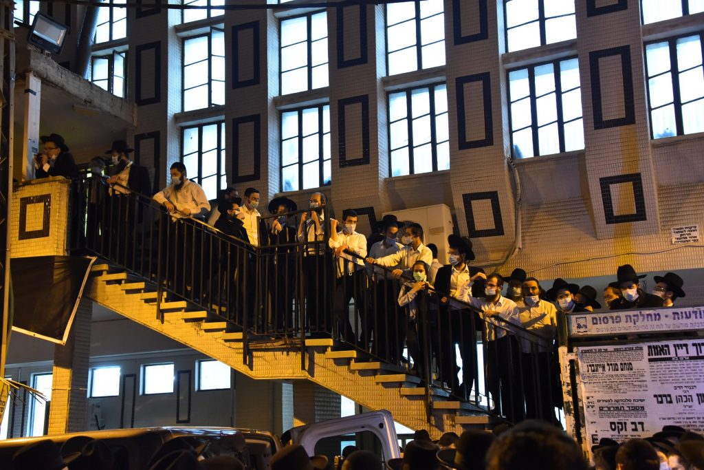 תיעוד: שר התורה יצא מביתו להלווית תלמידו