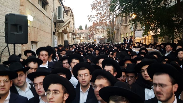 שידור חי: אלפים בהלווית הגרא"מ סורוצקין זצ"ל