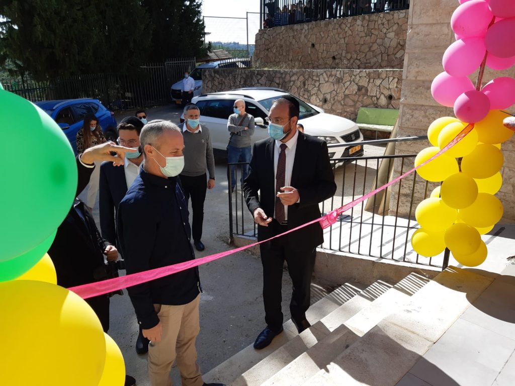 השר טרופר שיחק עם הילדים החרדים של טלז סטון השר טרופר שיחק עם הילדים החרדים של טלז סטון