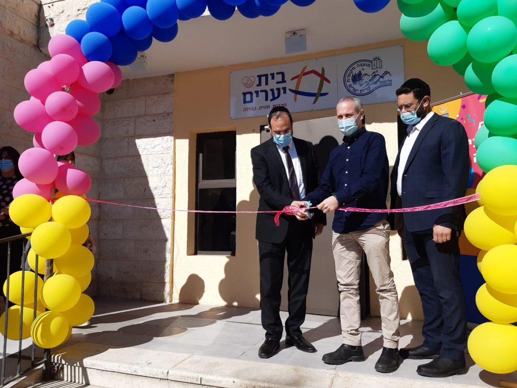 השר טרופר שיחק עם הילדים החרדים של טלז סטון השר טרופר שיחק עם הילדים החרדים של טלז סטון