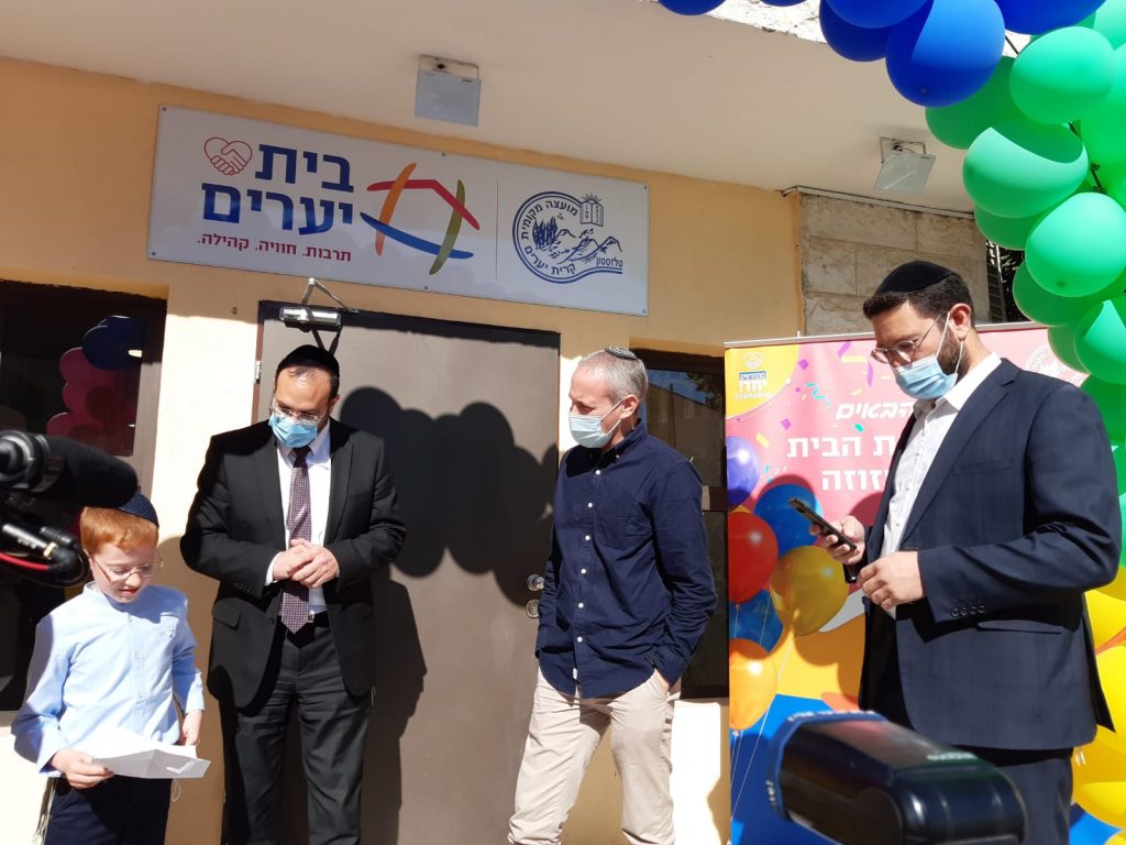 השר טרופר שיחק עם הילדים החרדים של טלז סטון השר טרופר שיחק עם הילדים החרדים של טלז סטון