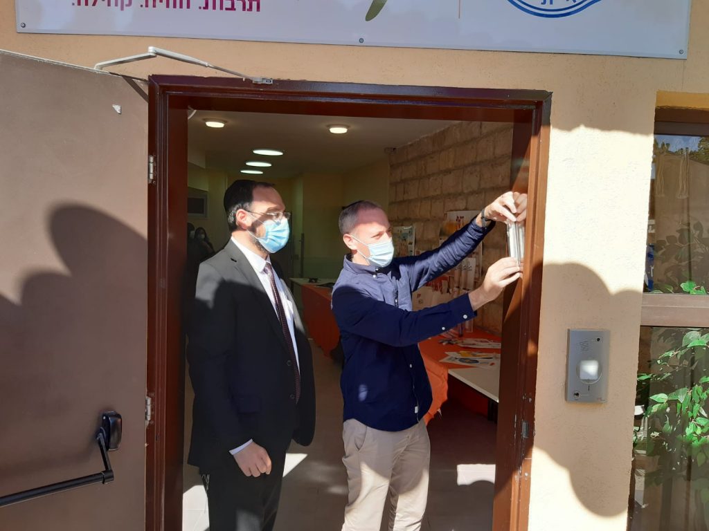 השר טרופר שיחק עם הילדים החרדים של טלז סטון השר טרופר שיחק עם הילדים החרדים של טלז סטון