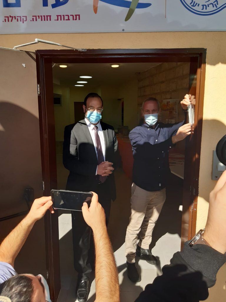 השר טרופר שיחק עם הילדים החרדים של טלז סטון השר טרופר שיחק עם הילדים החרדים של טלז סטון