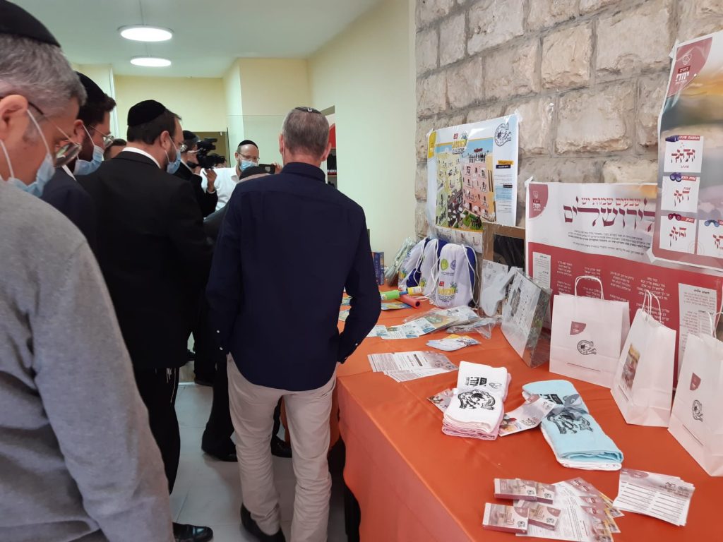 השר טרופר שיחק עם הילדים החרדים של טלז סטון השר טרופר שיחק עם הילדים החרדים של טלז סטון