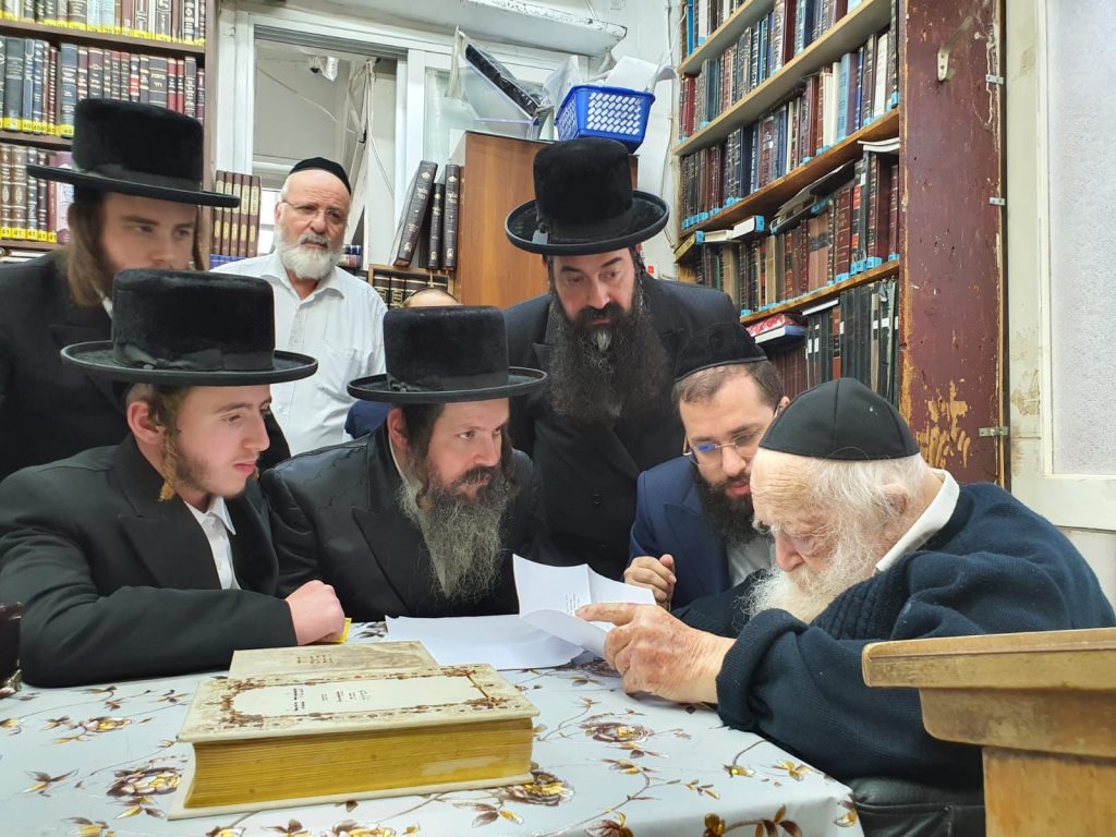 מרן שר התורה הוזמן לחתונת נכד הרבי מויז'ניץ