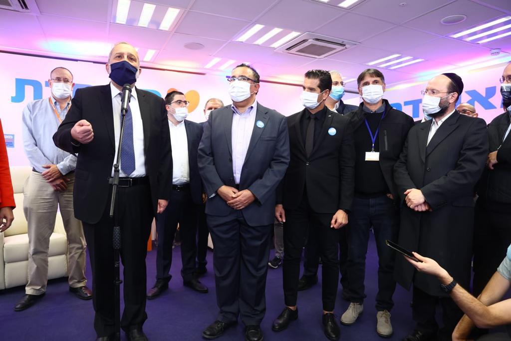 תיעוד: שר הפנים אריה דרעי קיבל חיסון לקורונה