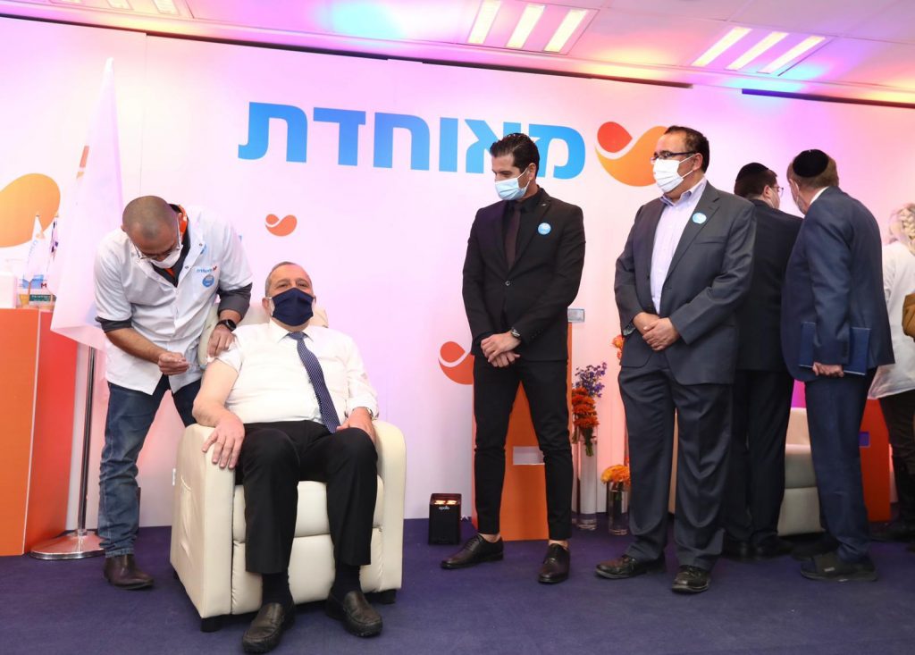 תיעוד: שר הפנים אריה דרעי קיבל חיסון לקורונה