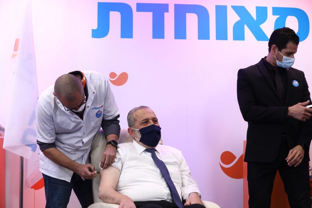 תיעוד: שר הפנים אריה דרעי קיבל חיסון לקורונה