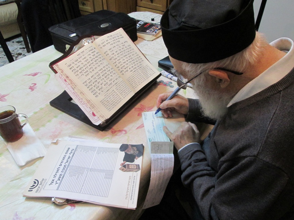 והדליקו נרות בחצרות קודשך: חג החנוכה אצל גדולי ישראל הספרדים והדליקו נרות בחצרות קודשך: חג החנוכה אצל גדולי ישראל הספרדים