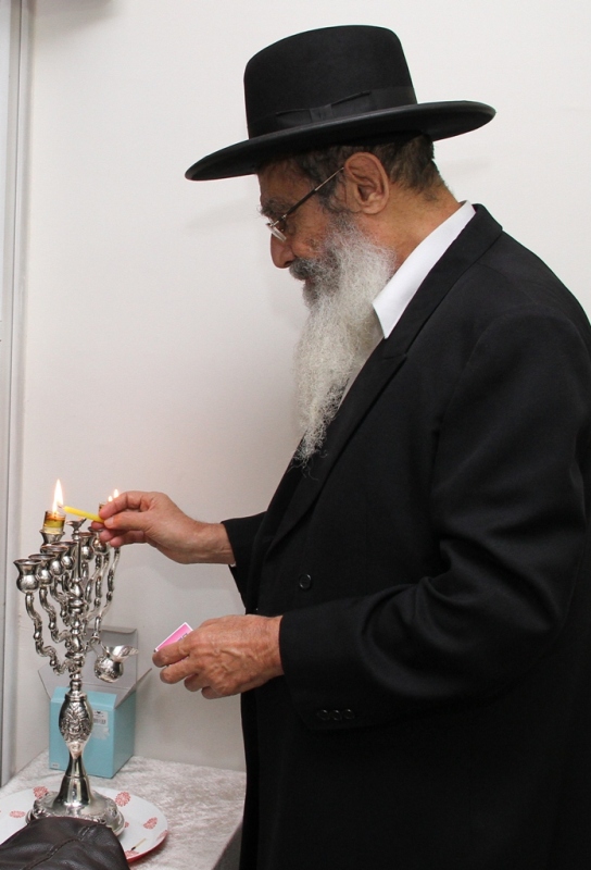 והדליקו נרות בחצרות קודשך: חג החנוכה אצל גדולי ישראל הספרדים והדליקו נרות בחצרות קודשך: חג החנוכה אצל גדולי ישראל הספרדים