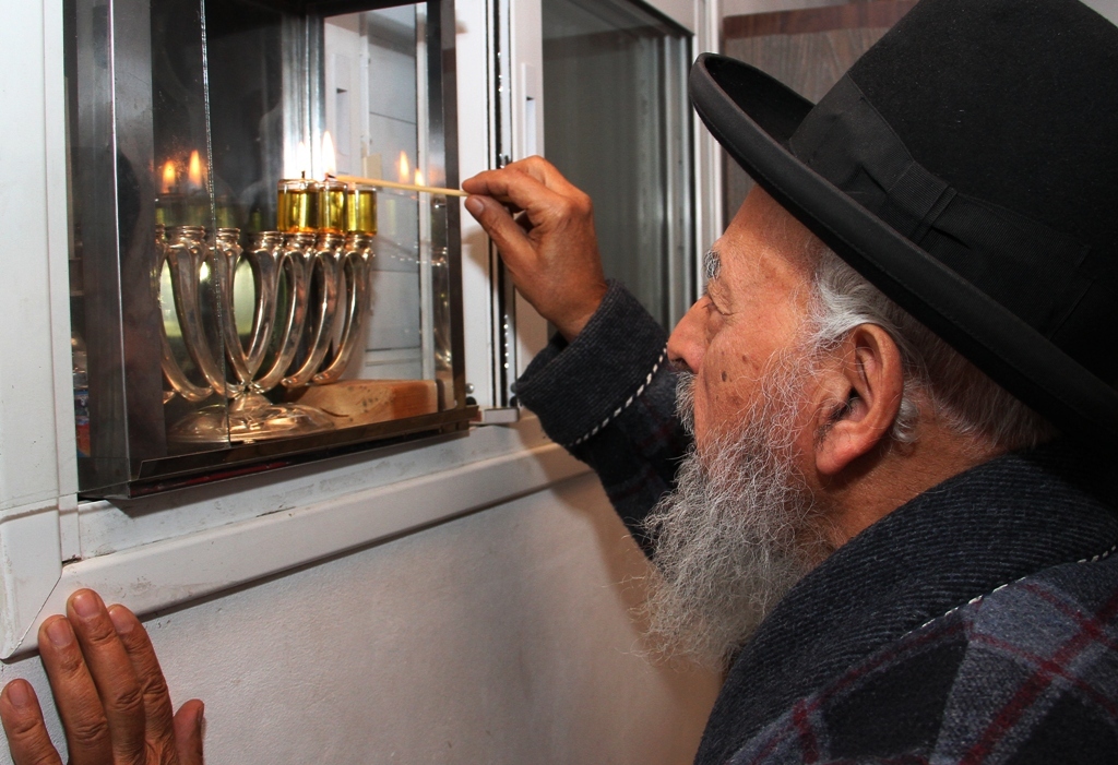 והדליקו נרות בחצרות קודשך: חג החנוכה אצל גדולי ישראל הספרדים והדליקו נרות בחצרות קודשך: חג החנוכה אצל גדולי ישראל הספרדים