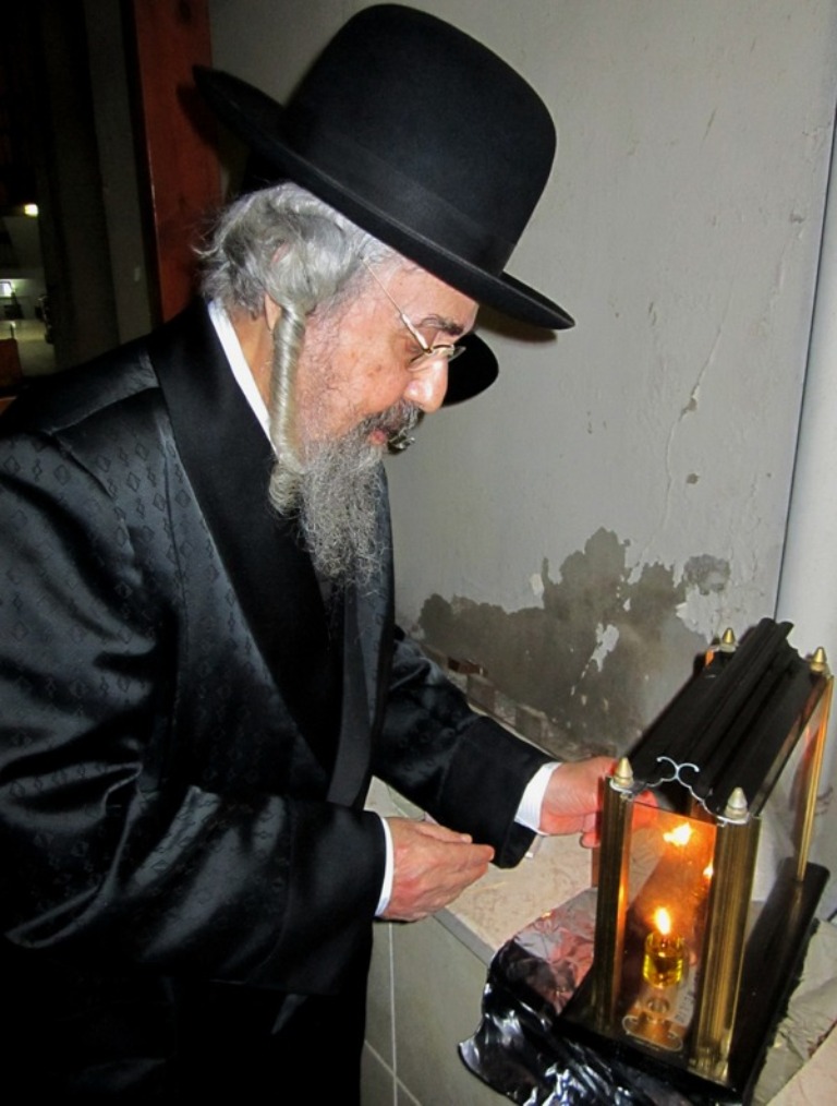 והדליקו נרות בחצרות קודשך: חג החנוכה אצל גדולי ישראל הספרדים והדליקו נרות בחצרות קודשך: חג החנוכה אצל גדולי ישראל הספרדים
